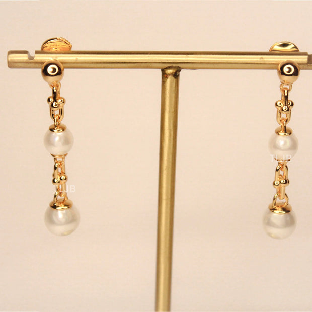 Alphabet T & Co pearl and gold drop earring