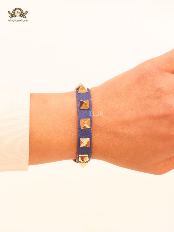 Alphabet V rockstud blue bracelet