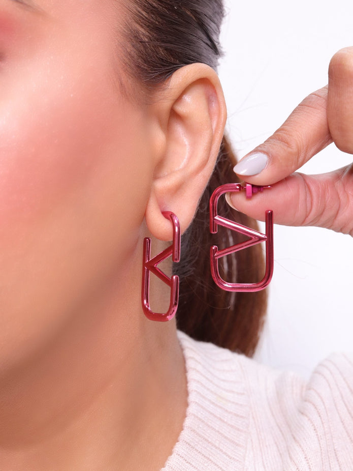 Alphabet V pink chrome hoops