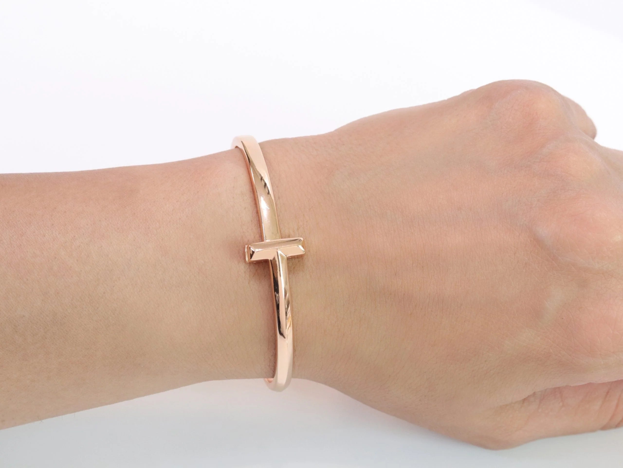 Alphabet T bracelet in rose gold