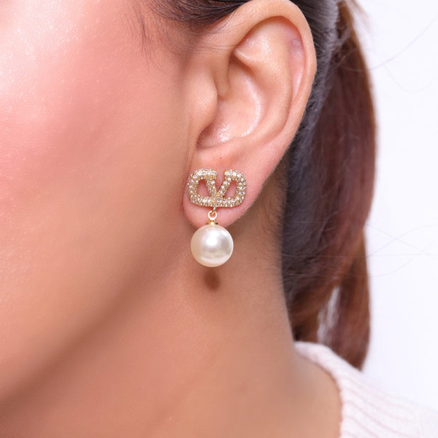 Alphabet V Gold cz with pearl drops
