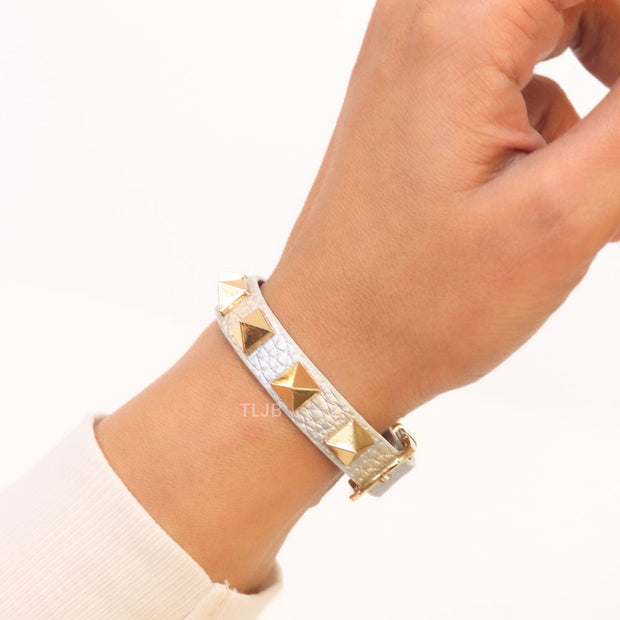 Alphabet V rockstud silver grey bracelet