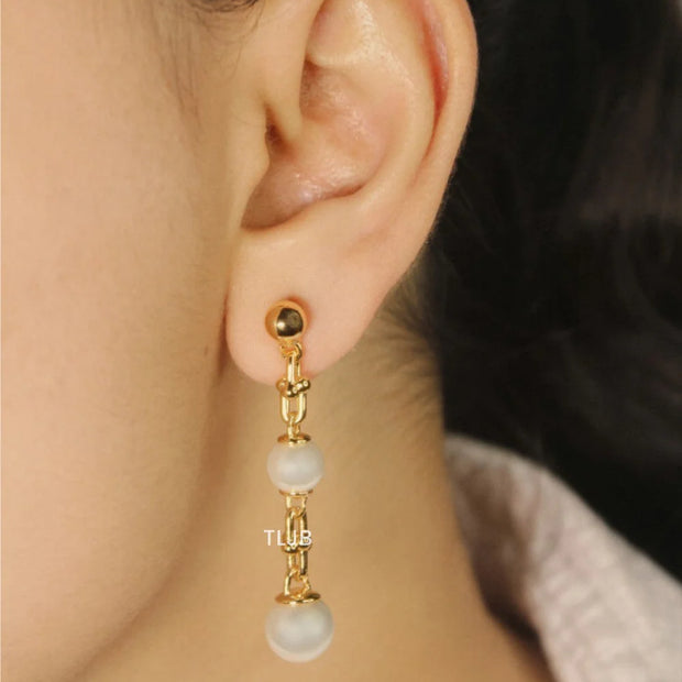 Alphabet T & Co pearl and gold drop earring