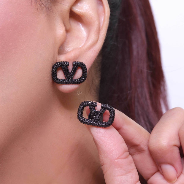 Alphabet V black rhinestones studs