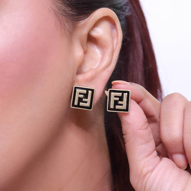 Alphabet F square black earrings
