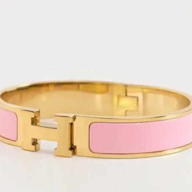 Alphabet H Pink 12 mm bracelet in gold