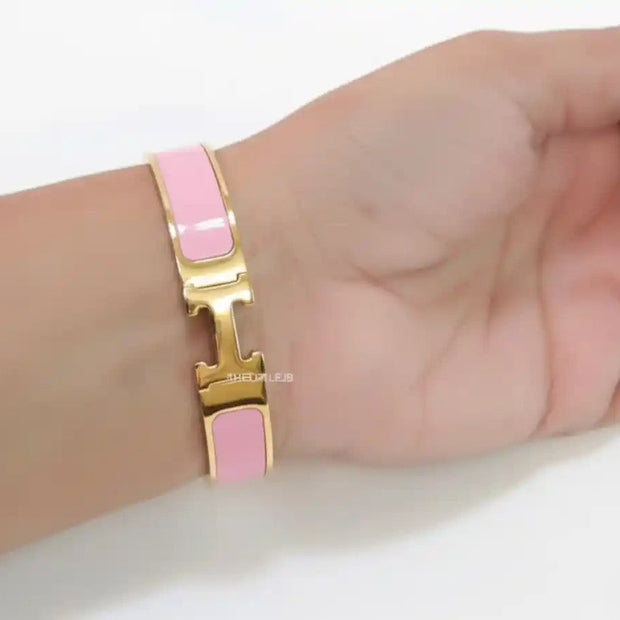 Alphabet H Pink 12 mm bracelet in gold