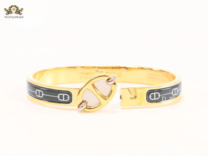 Alphabet H seek bracelet with black print