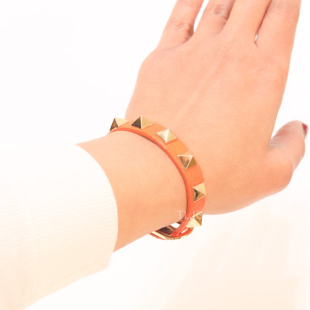 Alphabet V rockstud orange bracelet