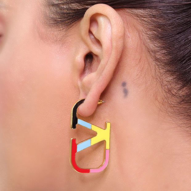 Alphabet V multicolour hoops