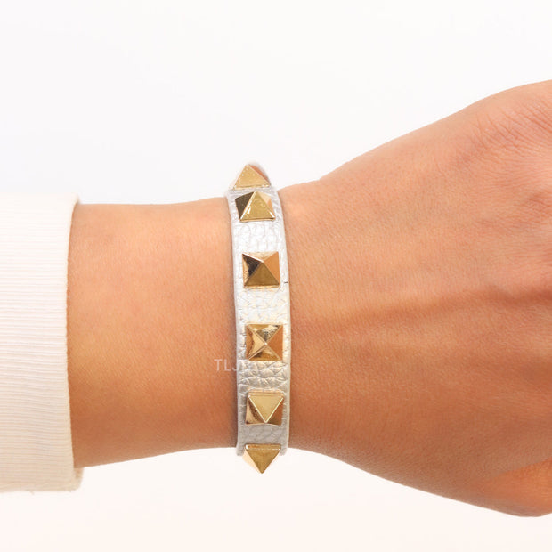 Alphabet V rockstud silver grey bracelet