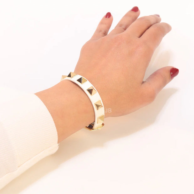 Alphabet V rockstud white bracelet