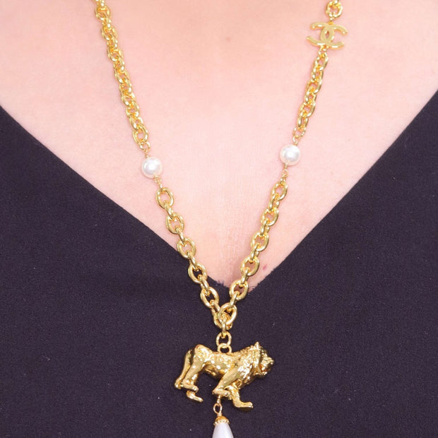Lion and pearl drop link double C chain