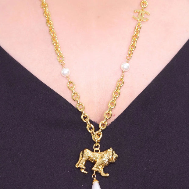 Lion and pearl drop link double C chain