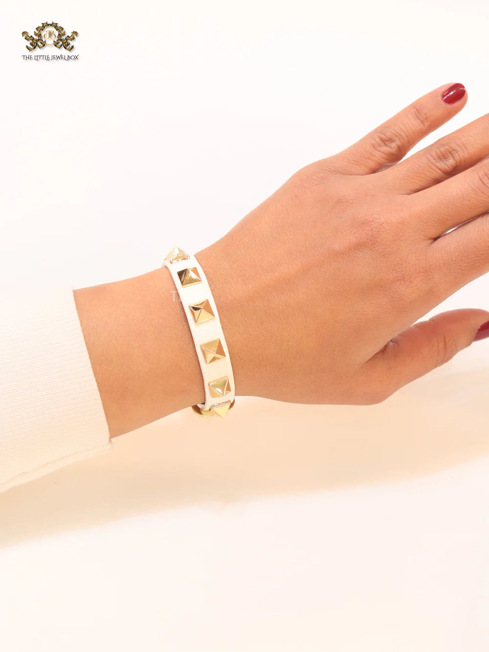 Alphabet V rockstud white bracelet