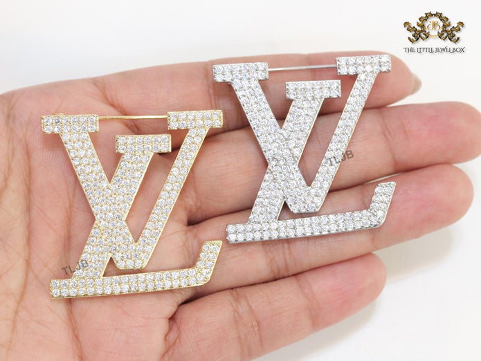 Stylish Land V brooch in cz and platinum finish