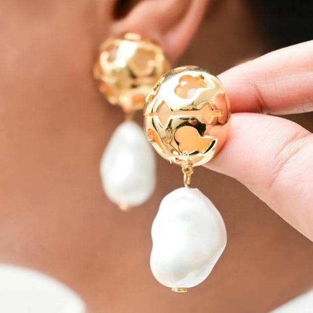 Alphabet T mesh gold and pearl earrings