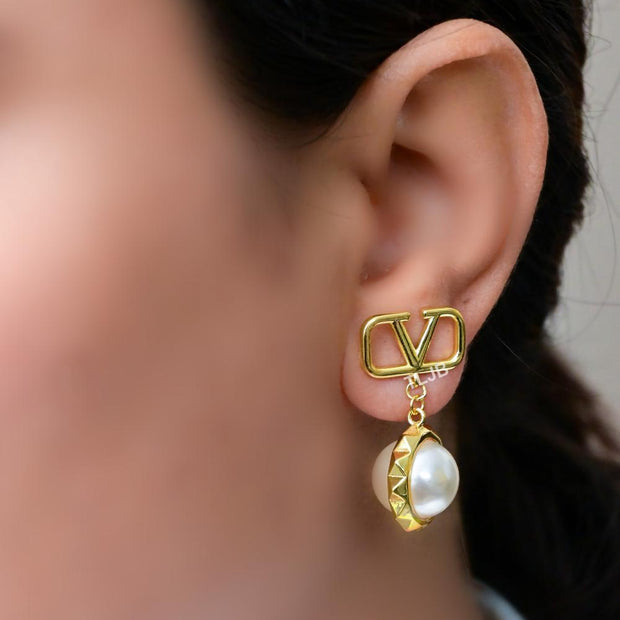 Alphabet V and pearl earrings