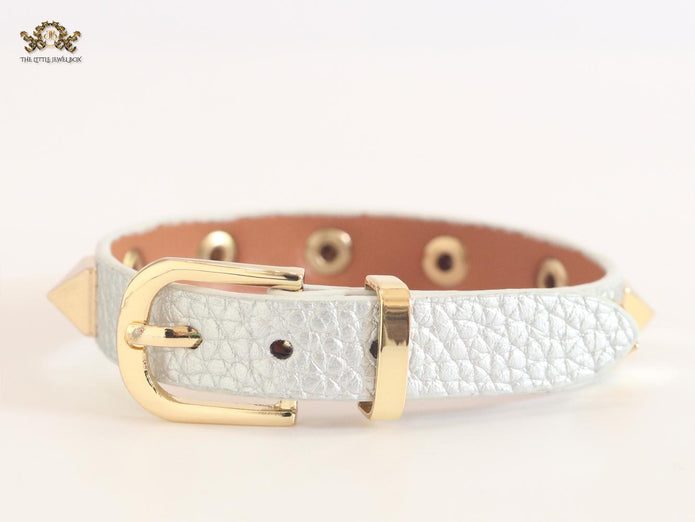 Alphabet V rockstud silver grey bracelet