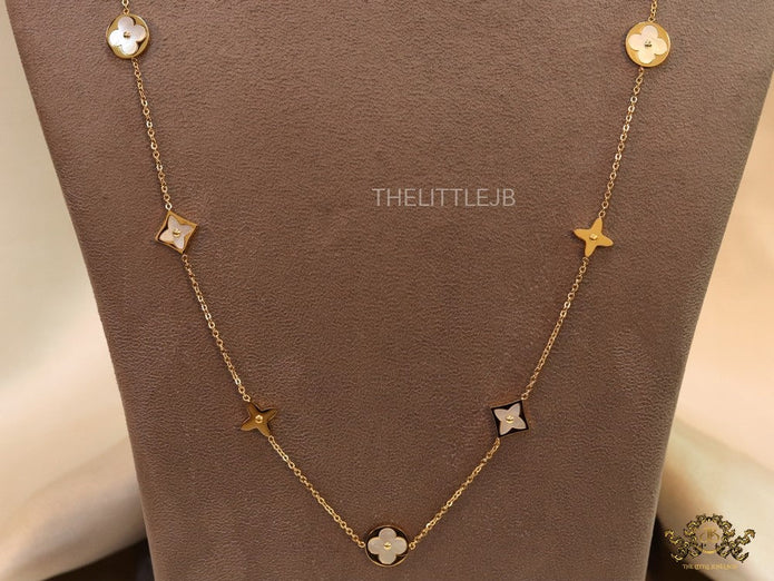 Gold chain necklace with clover motifs