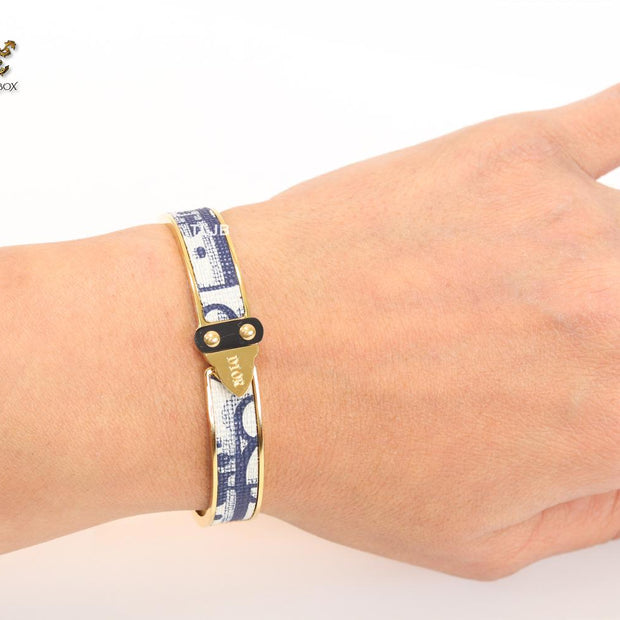 Alphabet D gold and black & white textured bracelet