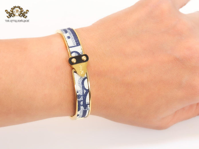 Alphabet D gold and black & white textured bracelet