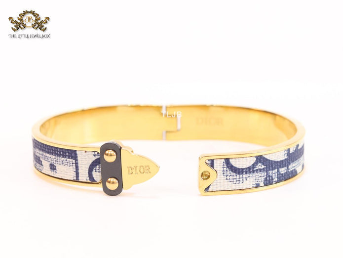 Alphabet D gold and black & white textured bracelet