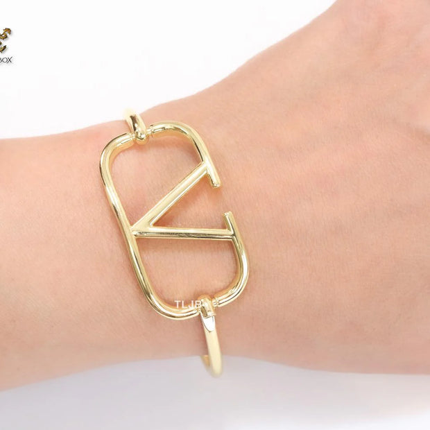 Sleek open V gold bracelet