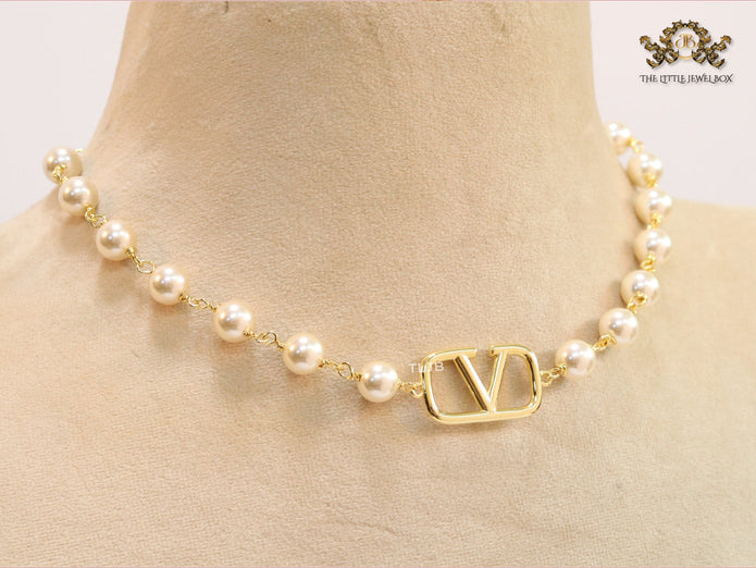 Alphabet V pearl and gold necklace