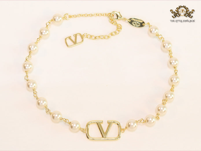 Alphabet V pearl and gold necklace