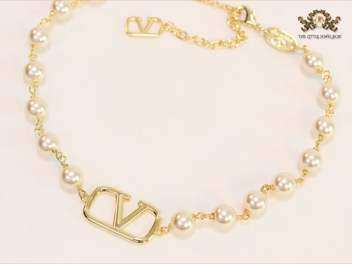 Alphabet V pearl and gold necklace