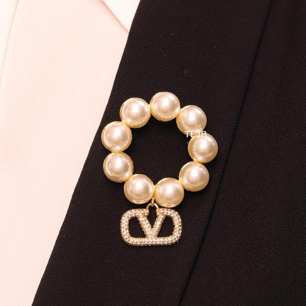Alphabet V off white pearl and gold brooch