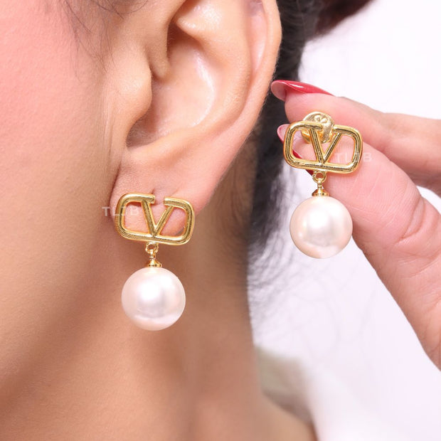 Alphabet V gold and pearl small dangles