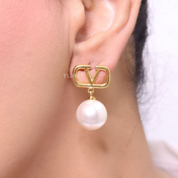 Alphabet V gold and pearl small dangles