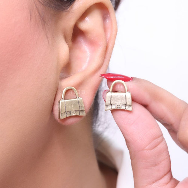 Alphabet B bag studs in platinum finish