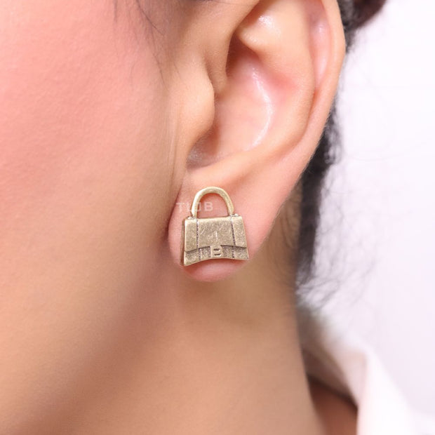 Alphabet B bag studs in platinum finish