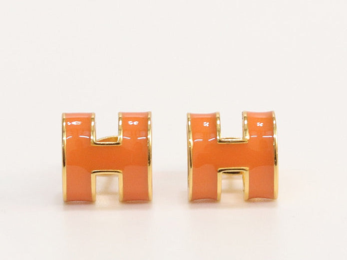 Alphabet H orange studs in gold finish