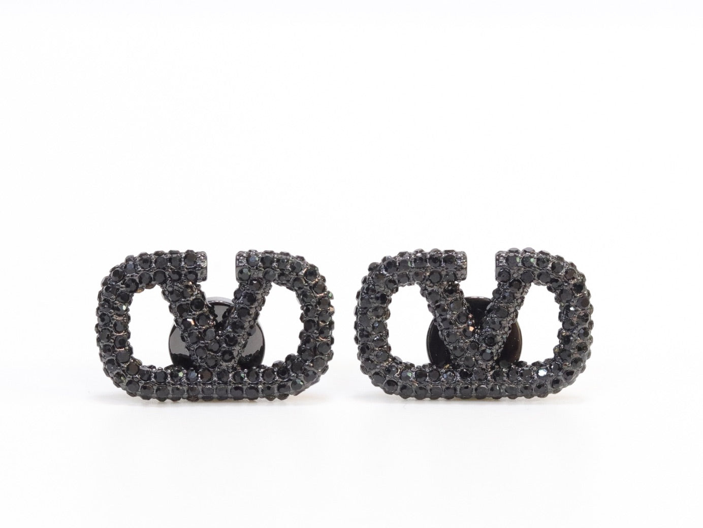 Alphabet V black rhinestones studs