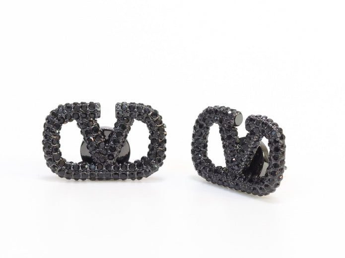 Alphabet V black rhinestones studs