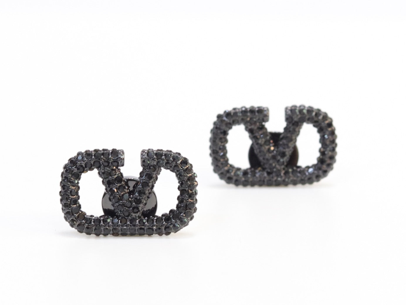 Alphabet V black rhinestones studs
