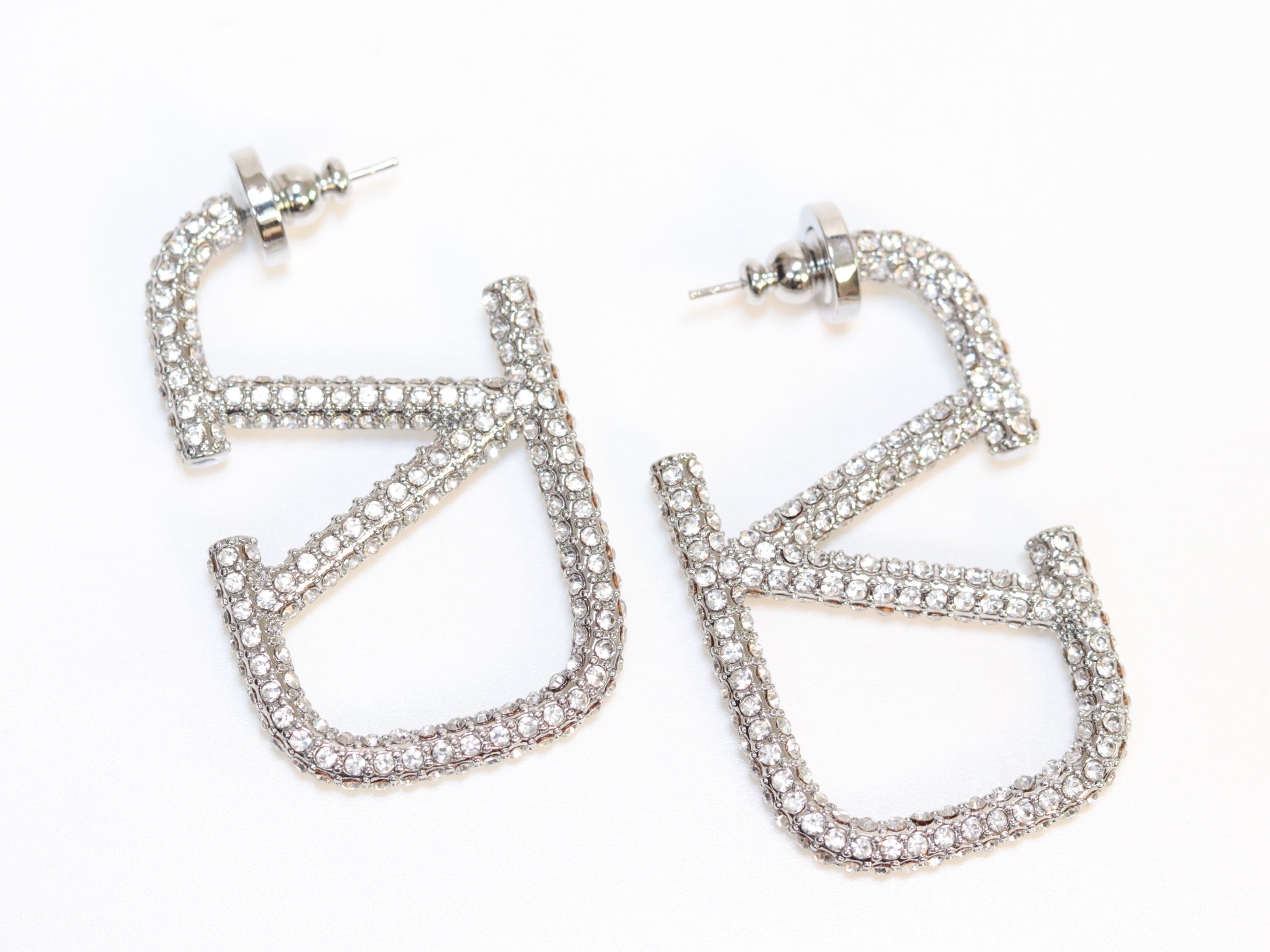 Alphabet V silver rhinestones hoops 45mm