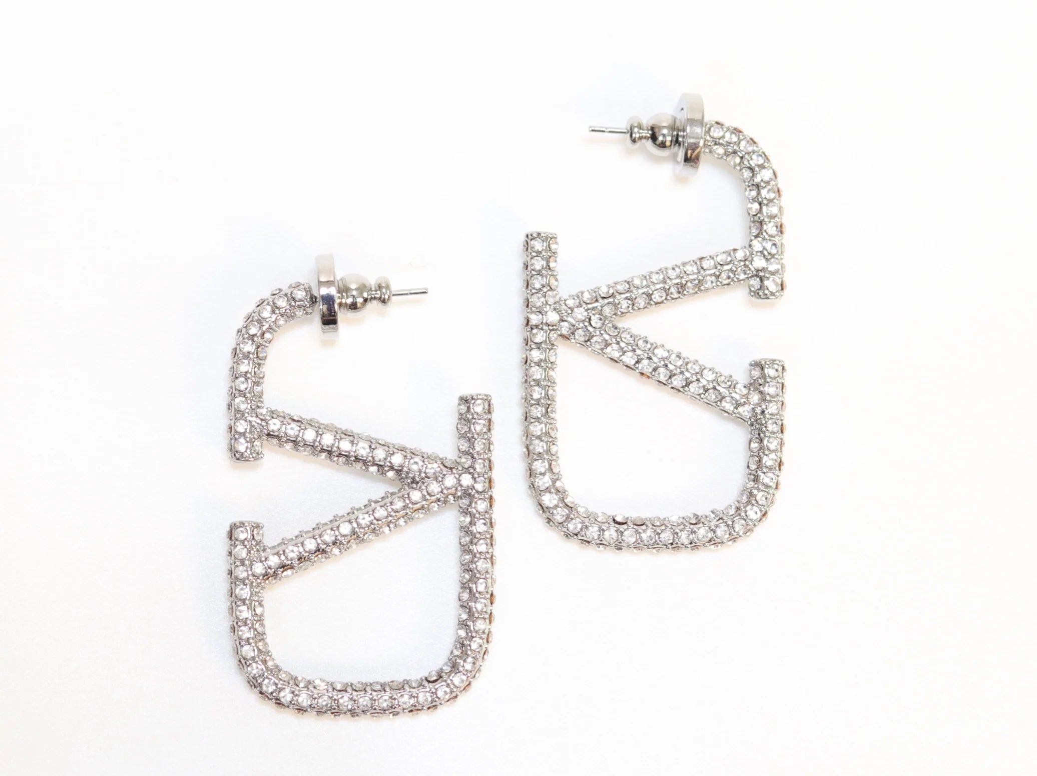 Alphabet V silver rhinestones hoops 45mm