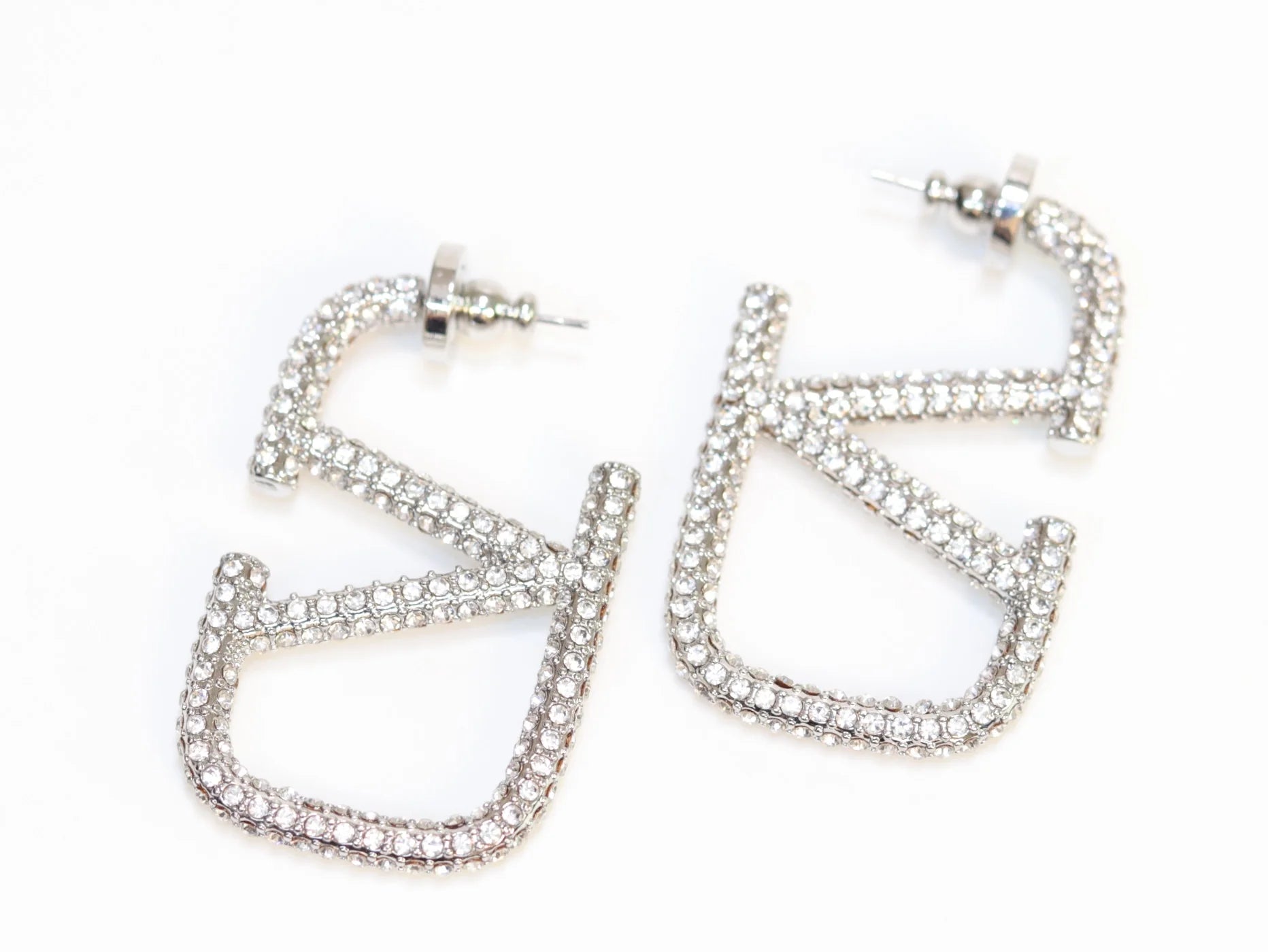 Alphabet V silver rhinestones hoops 45mm