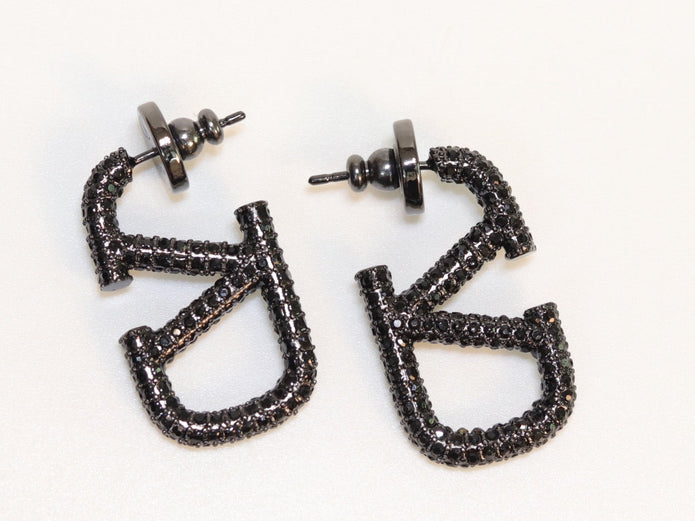 Alphabet V black rhinestones hoops