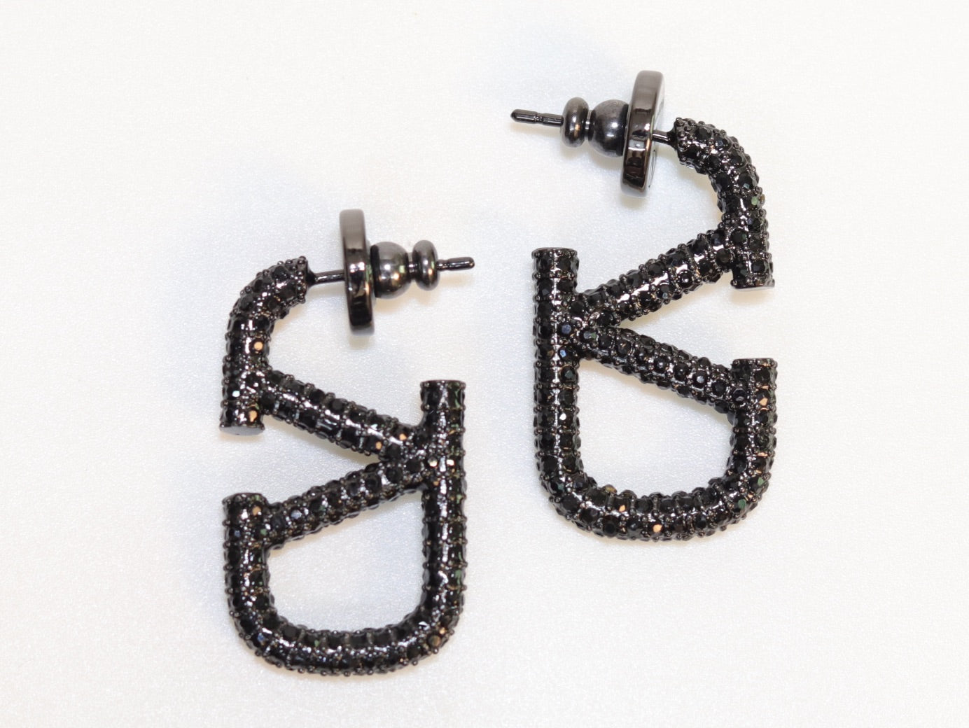 Alphabet V black rhinestones hoops