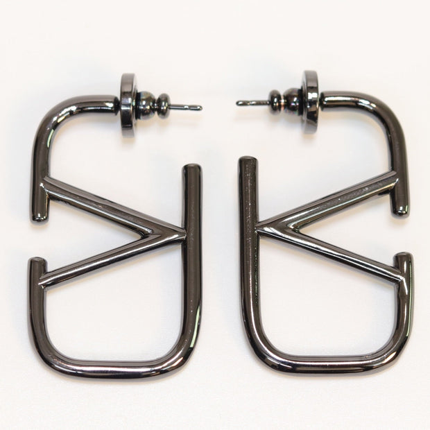 Alphabet V black metallic hoops