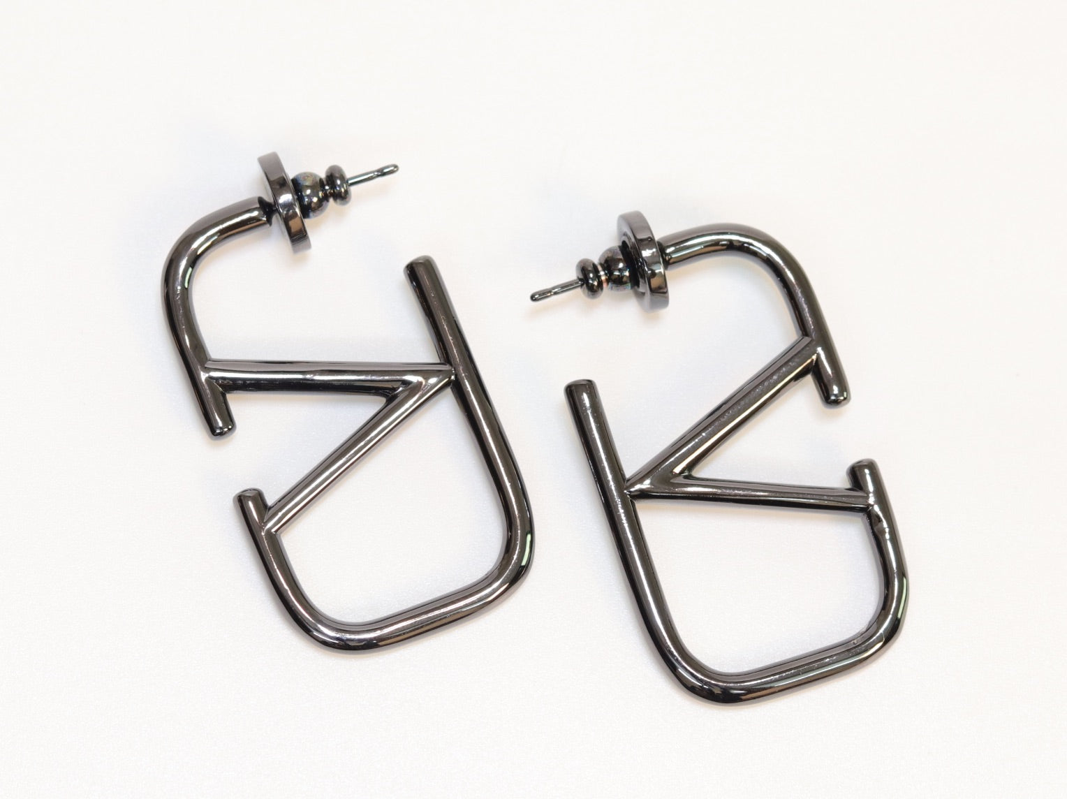 Alphabet V black metallic hoops