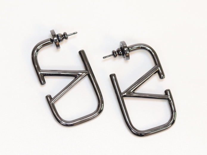 Alphabet V black metallic hoops
