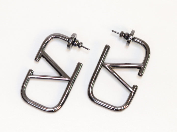 Alphabet V black metallic hoops