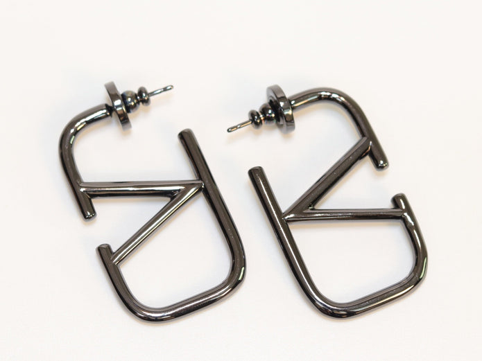 Alphabet V black metallic hoops